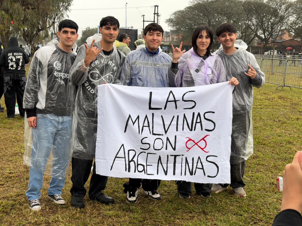 AMISTAD. Jazmín Vargas Mopty disfrutó del Norte Rock junto a sus amigos, con quienes compartió la espera por Ciro y Los Persas.