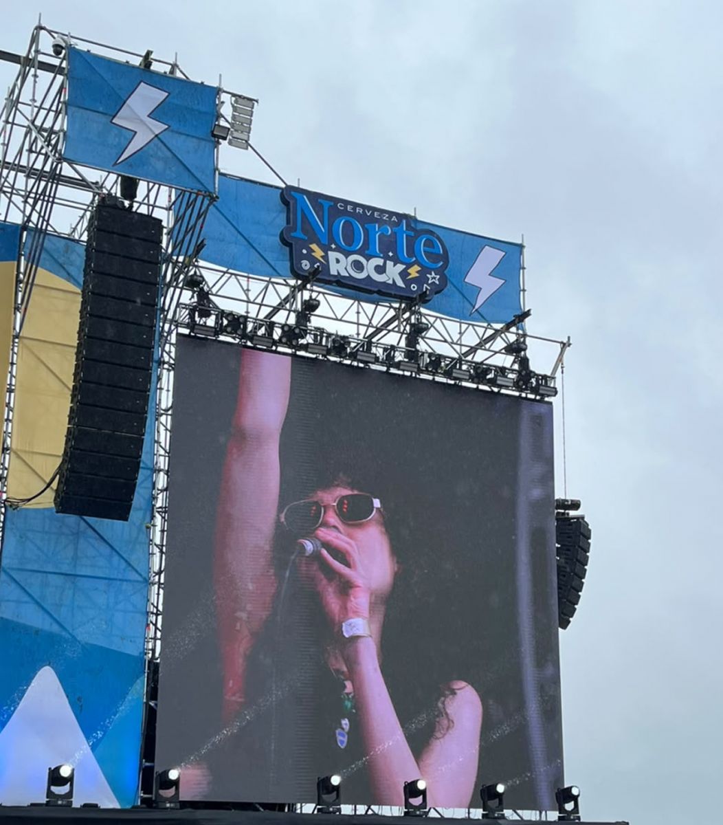 BAJO LA LLUVIA. Camila Plaate convirtió el mal tiempo en parte de su show en el Norte Rock 2026.