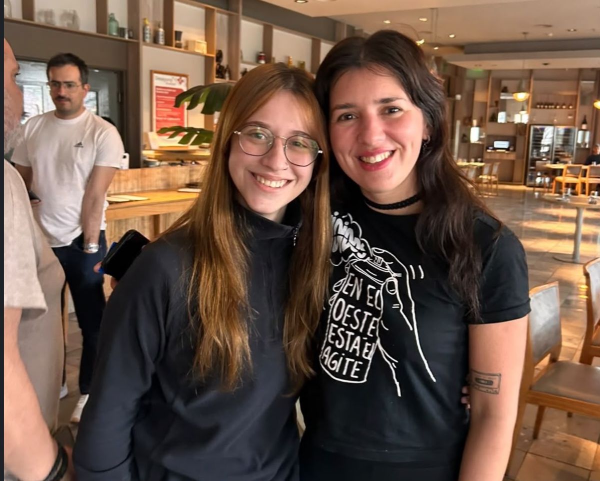 REFERENTE. Sofía Chebaia junto a Luli Bass, dos bajistas unidas por la música y un encuentro que dejó una frase inolvidable.