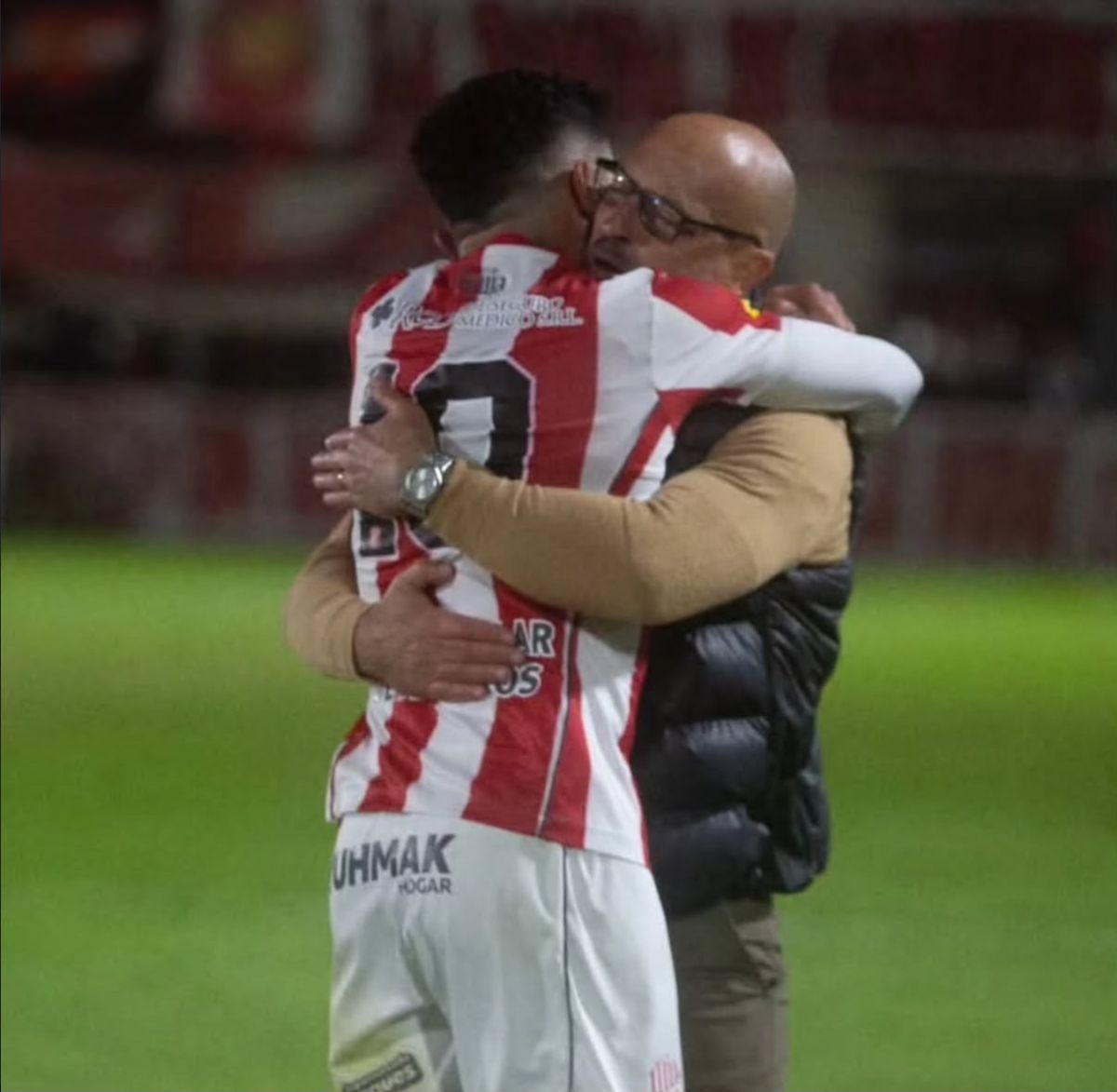UNA IMAGEN QUE DICE MUCHO. Luego del 1-0, Carabajal fue a abrazar a Orfila.
