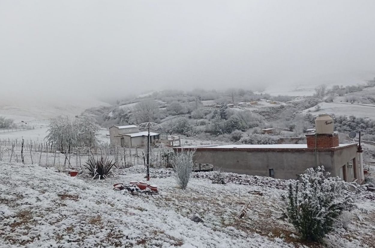 FRÍO. Campos y montañas se fundieron en una misma escena blanca.