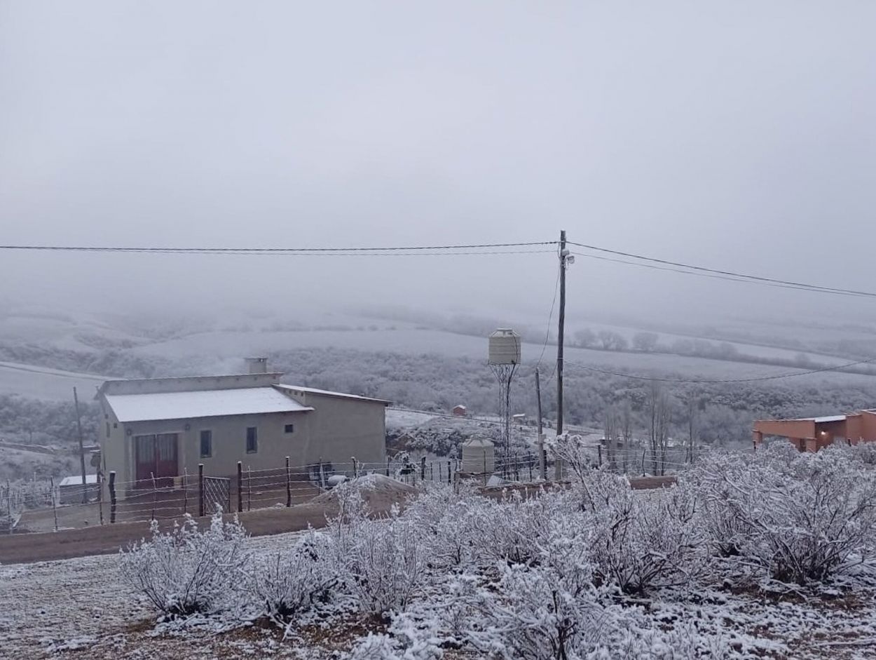 DÍA CRISTALINO. Una suave capa de nieve cubrió parte del valle.