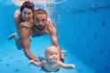 Matronatación: el método que enseña a los bebés a moverse en el agua antes de los tres años