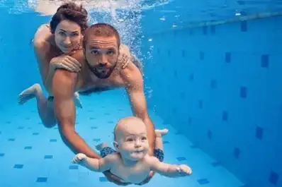 Matronatación: el método que enseña a los bebés a moverse en el agua antes de los tres años