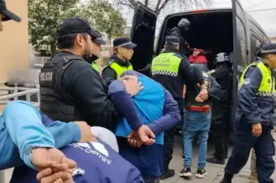 Trasladaron a 14 internos al penal de Villa Urquiza para descongestionar las comisarías