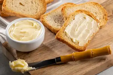 Pan con manteca o galletas saladas con manteca: qué tan insalubre es comer esta combinación como cena