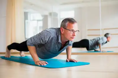 Por qué hay que hacer planchas más cortas después de los 50 años: qué recomiendan los expertos