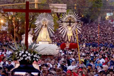 Señor y Virgen del Milagro: la historia de las coronas de claveles que se transmite de generación en generación