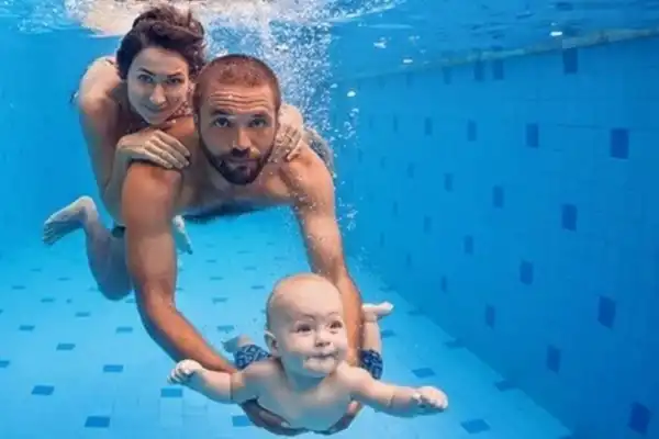 Matronatación: el método que enseña a los bebés a moverse en el agua antes de los tres años
