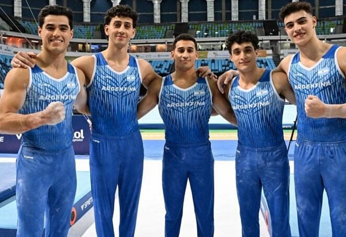 JUNTO A SU EQUIPO. Ivo Chiapponi (el primero a la izquierda) celebra junto a los representantes argentinos.