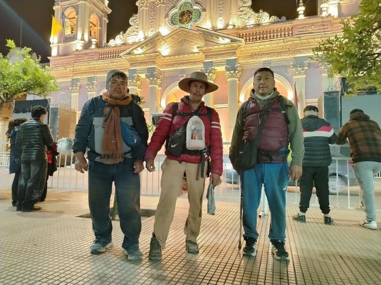 LLEGARON. Tres tucumanos caminaron para pedir salud, pan y trabajo.