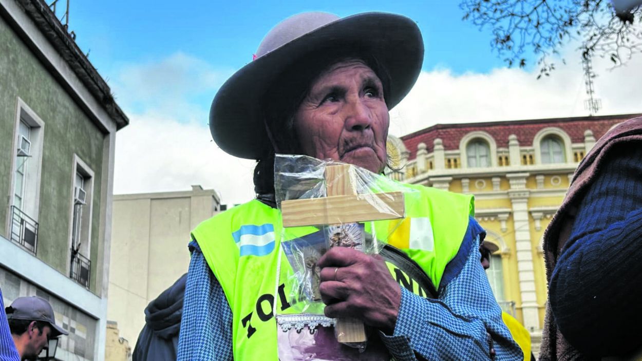 PRESENTE. Damiana camina 300 kilómetros para no faltar a la cita santa.