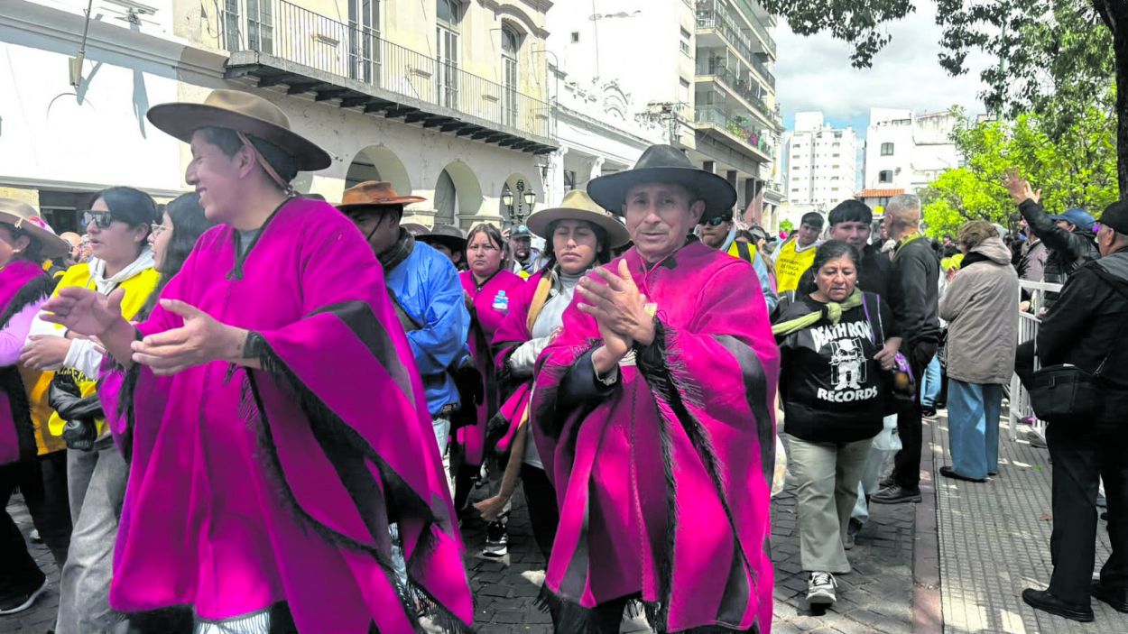 AGRADECIDO. Mario (centro) rezó cuando le diagnosticaron cáncer; hoy dice que este desapareció gracias a la Virgen.