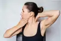 Adiós a la papada: cinco ejercicios para tonificar el cuello y la mandíbula después de los 50