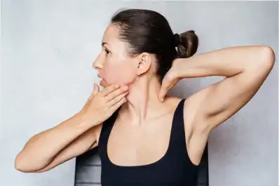 Adiós a la papada: cinco ejercicios para tonificar el cuello y la mandíbula después de los 50
