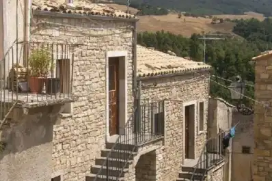 Un pueblo italiano ofrece hasta 5.000 euros para mudarse y viviendas a bajo costo