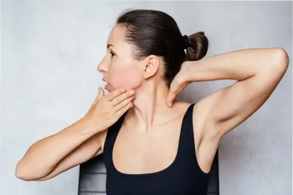 Adiós a la papada: cinco ejercicios para tonificar el cuello y la mandíbula después de los 50