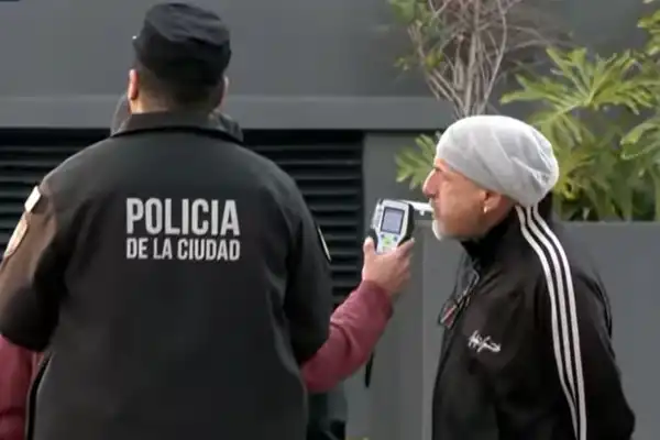 Gustavo Sofovich chocó una moto y tuvo que esperar por una hora a la Policía