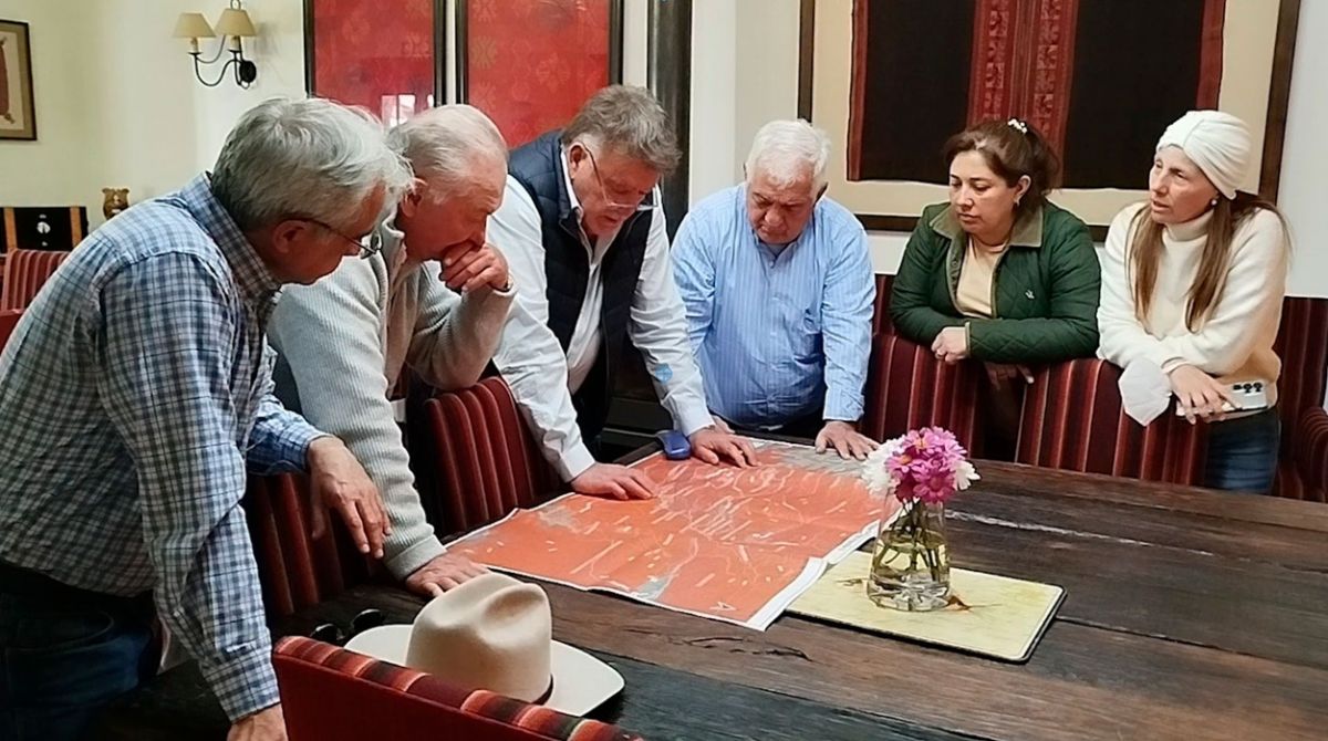 ASESORAMIENTO. Domingo Amaya y otros funcionarios visitaron un campo de Benjamín Paz para brindar asesoramiento.