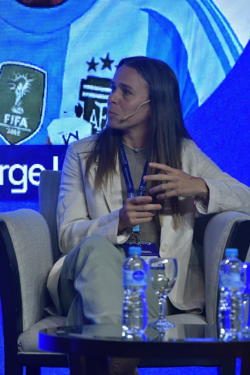 LIDERAZGO. Victoria Sauze compartió su experiencia como campeona del mundo con Las Leonas y destacó la importancia de la preparación, la perseverancia y el trabajo en equipo.