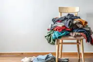 Qué significa acumular ropa en una silla: lo que dicen los estudios de psicología