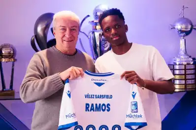 Stephen Kiki Ramos, la promesa nacida en Haití y figura del Sub 17, firmó su primer contrato con Vélez