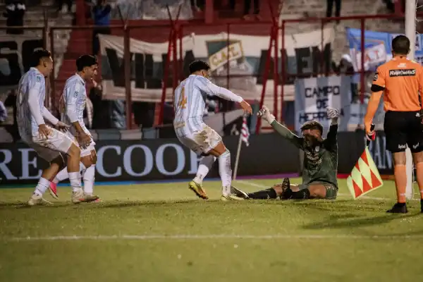 Con el corazón en la mano, Atlético Tucumán se clasificó a semifinales de la Copa Argentina y sueña con otra estrella