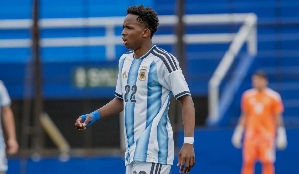 Stephen Kiki Ramos, la promesa nacida en Haití y figura del Sub 17, firmó su primer contrato con Vélez