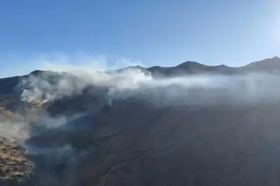 Defensa Civil despliega brigadistas para contener un incendio en la alta montaña