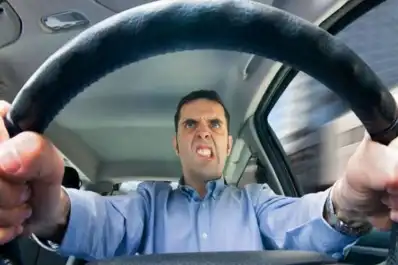 Si el volante del auto se pone rígido, hay algunos consejos que se pueden seguir antes de visitar al mecánico