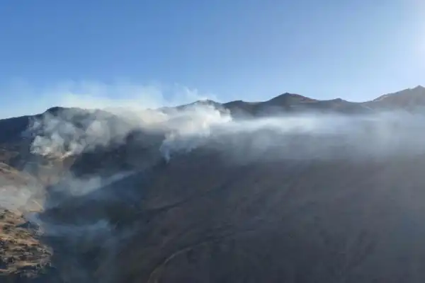 Defensa Civil despliega brigadistas para contener un incendio en la alta montaña