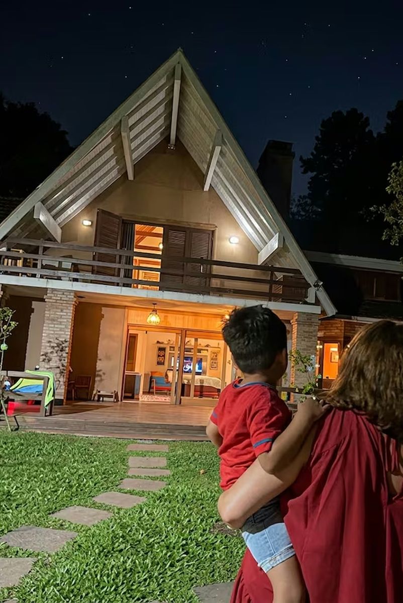 Así es la casa de Lizy Tagliani: calesita en el parque y lugar para ocho mascotas