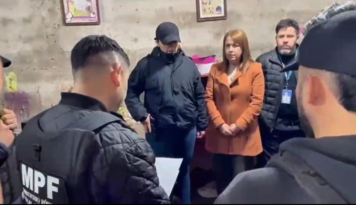 CONTROLANDO. La fiscala Alejandra Navarro participó de los allanamientos realizados en la provincia.