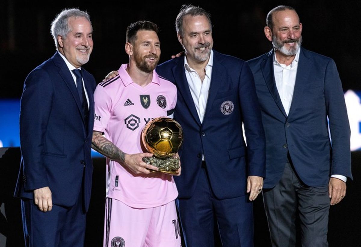 Don Garber, a la derecha, en 2023, cuando Messi mostró el Balón de Oro, junto a Jorge y José Mas, dueños de Inter Miami