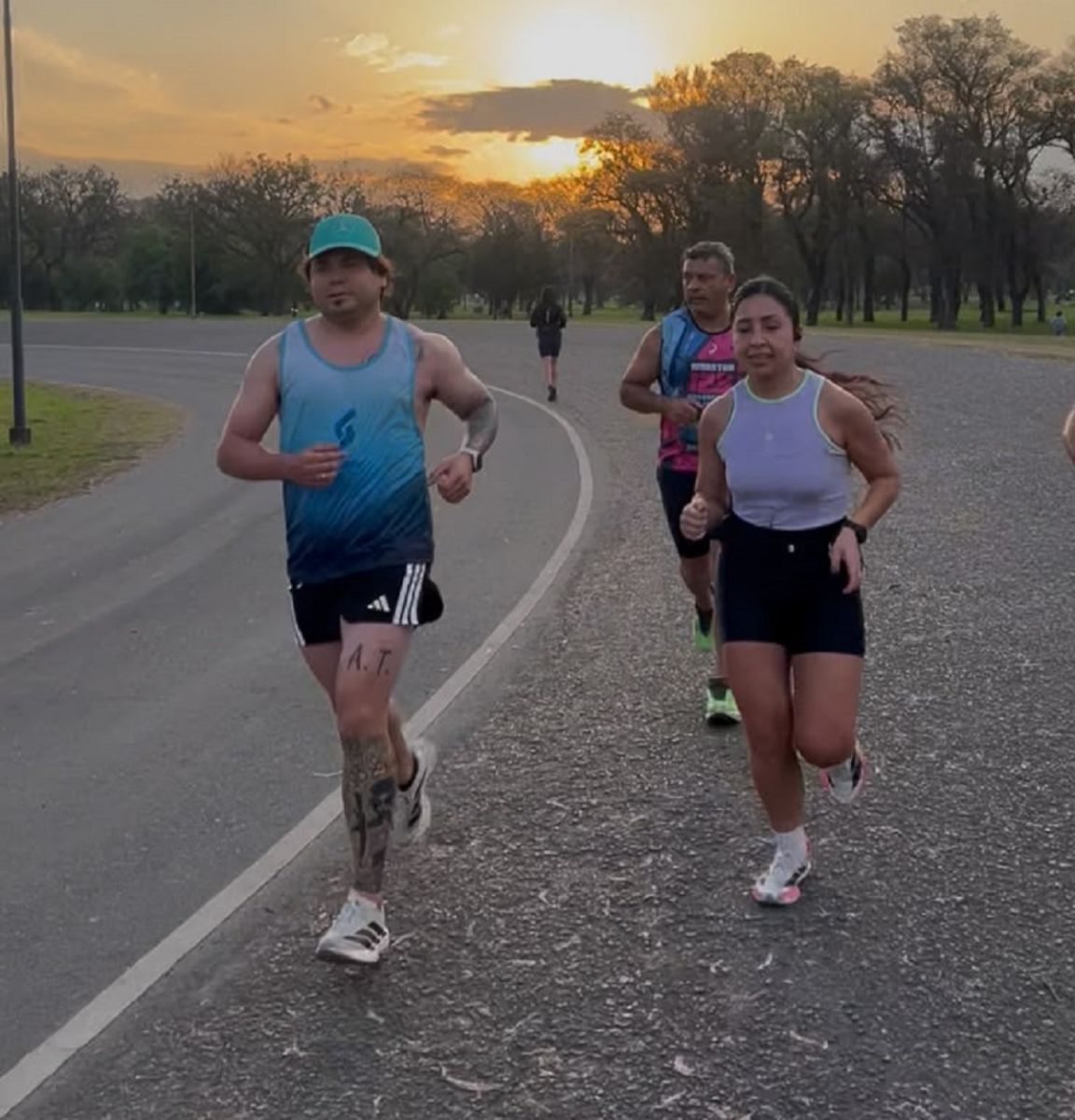 PENSANDO EN LA CARRERA. Lucas entrena todos los días junto a su equipo. 