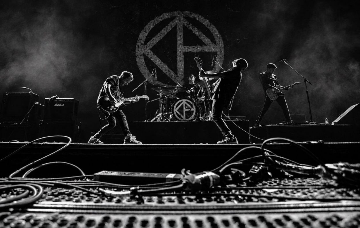 CANCIONES QUE MADURARON. Cadena Perpetua presenta esta noche en Puerto Libertad “El disco negro”.