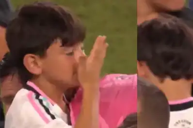 Video: la reacción de Ciro Messi al abrazar a su papá que hizo reír a Lionel Messi y se volvió viral