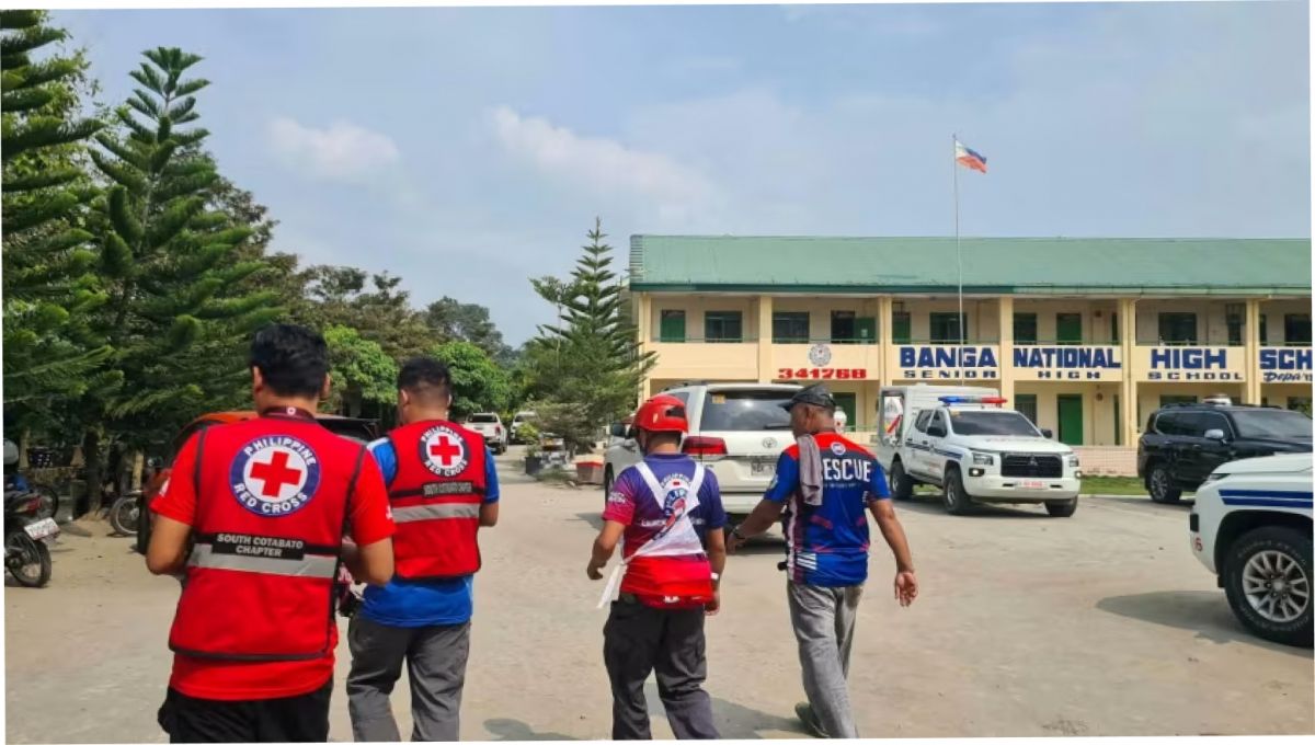 Personal de emergencia camina por el lugar donde ocurrió un tiroteo mortal en una escuela en Banga, Cotabato del Sur, Filipinas. Cruz Roja Filipina/Reuters
