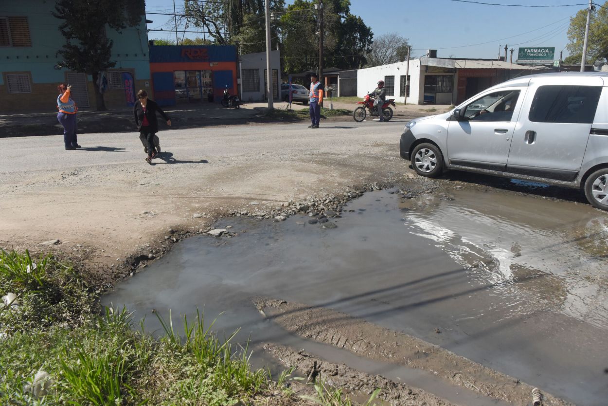 MAL ESTADO. La esquina de la calle San Martín tiene un enorme charco.
