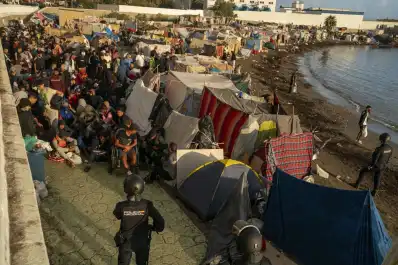 Trasladan a 1.700 migrantes a carpas del puerto de Ceuta