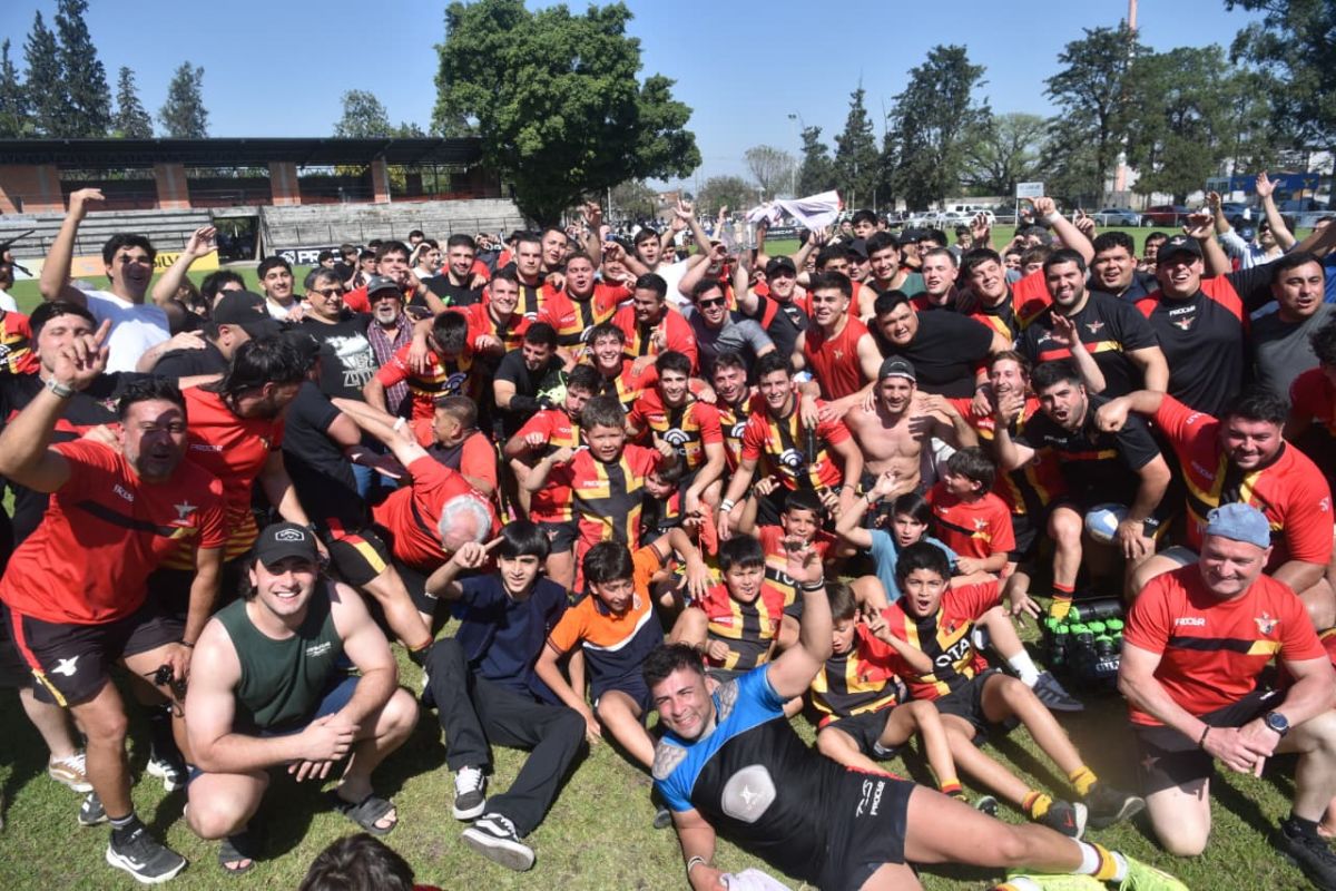 CELEBRACIÓN. Cardenales festejó el triunfo luego de vencer a Natación y quedar como único líder.