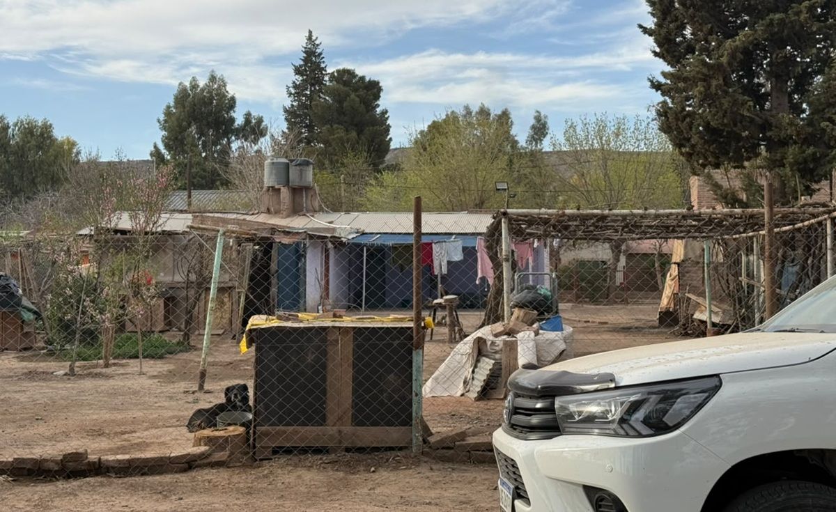 CONTRASTES. Calles de tierra, viviendas de construcción sencilla y vehículos de alta gama forman parte de un paisaje urbano marcado por un crecimiento acelerado.