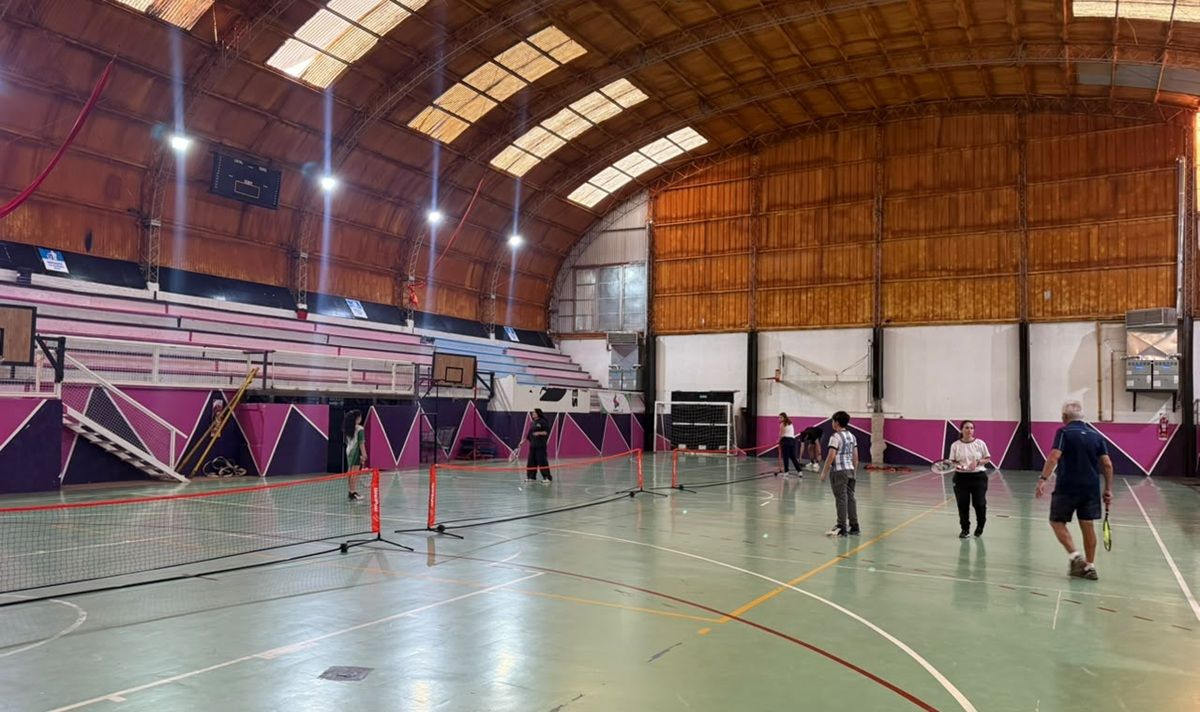 TENIS. La AAT y la Federación Neuquina llevaron la disciplina hasta Añelo y montaron redes móviles dentro del polideportivo municipal.