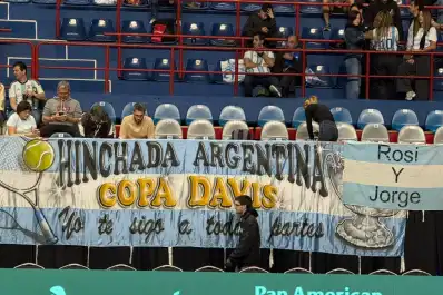 Recorrieron el mundo, vieron a Argentina campeón y sólo faltaron a una serie desde 1993: la historia de la hinchada de la Copa Davis