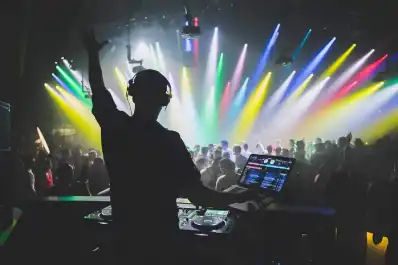 A un DJ que no pagaba la cuota alimentaria de sus tres hijos de 5, 6 y 12 años la Justicia no lo dejó trabajar el fin de semana