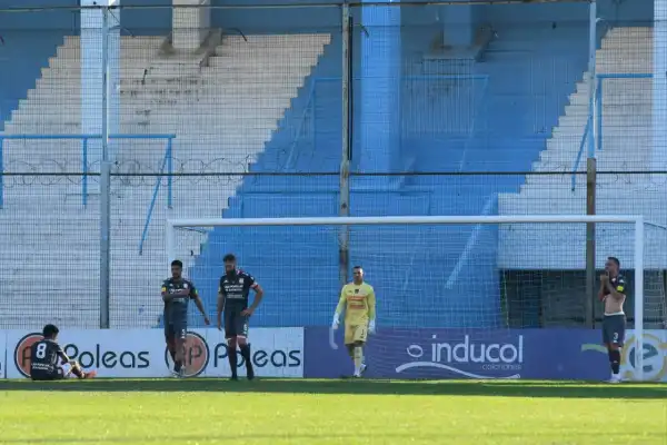 Silencio, resignación y respuestas agotadas: la alarmante radiografía de San Martín tras otra caída