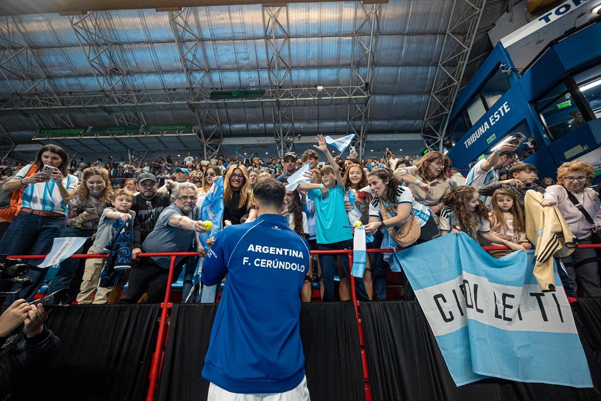 CARIÑO. Francisco Cerúndolo se acercó a los hinchas tras la victoria y firmó autógrafos en medio de la celebración argentina en el Ruca Che.