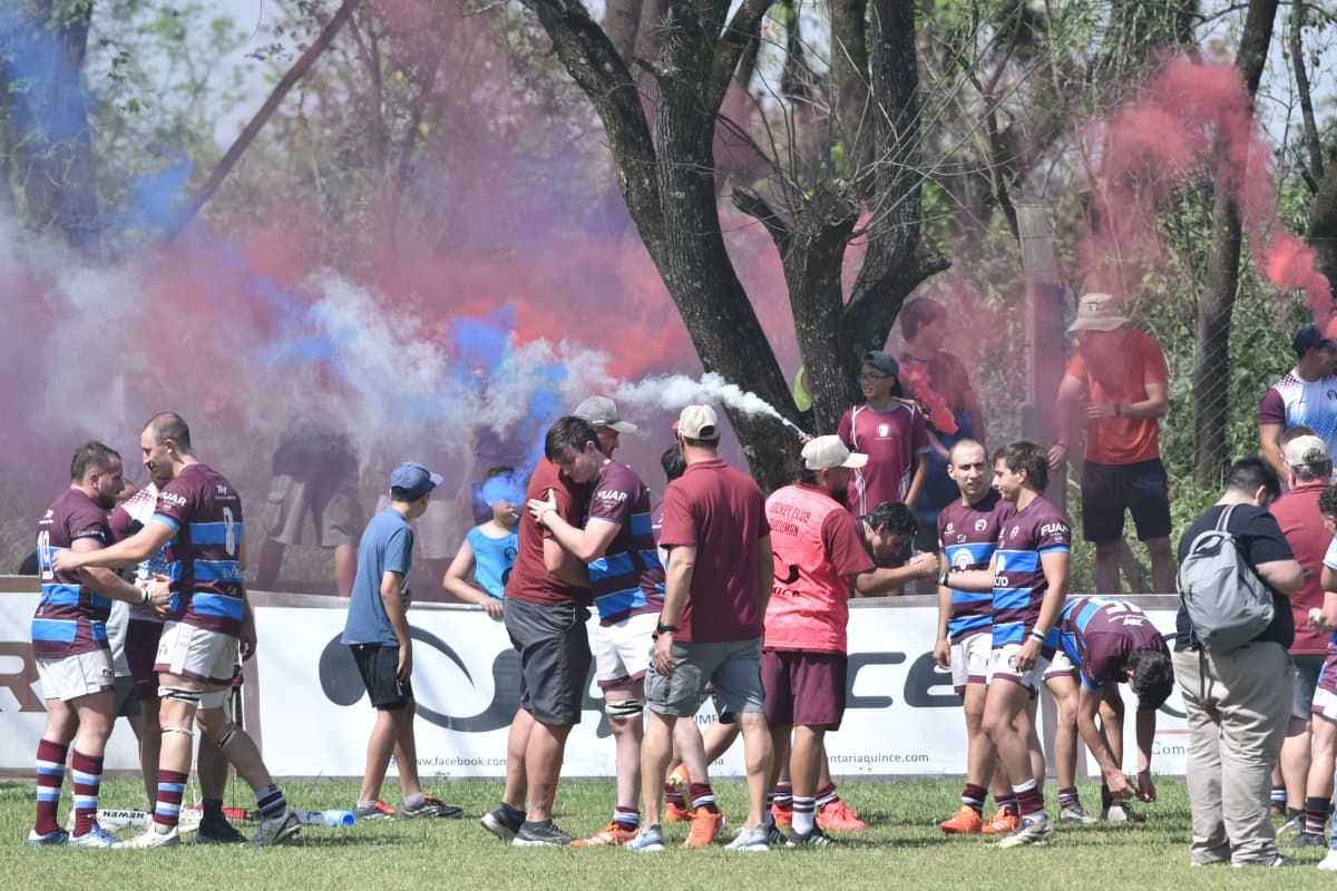 COLOR. Los jugadores prendieron bengalas para celebrar el título del Regional B.