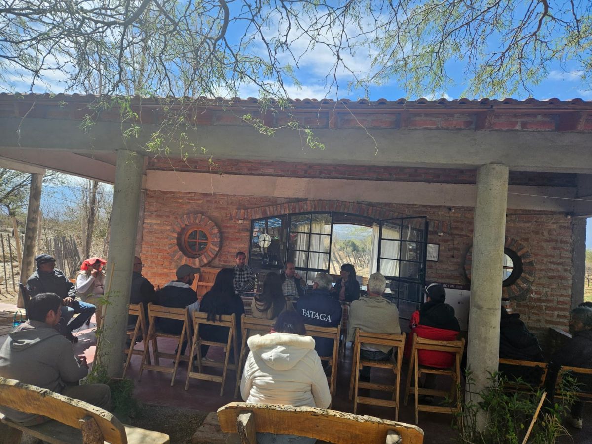 Reunión de productores en una finca. 