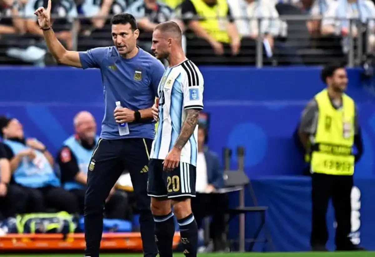 Lionel Scaloni junto con Alexis Mac Allister.